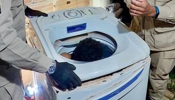 Brincadeira de pique-esconde acaba em criança presa em máquina de lavar (Divulgação/ CBMGO)